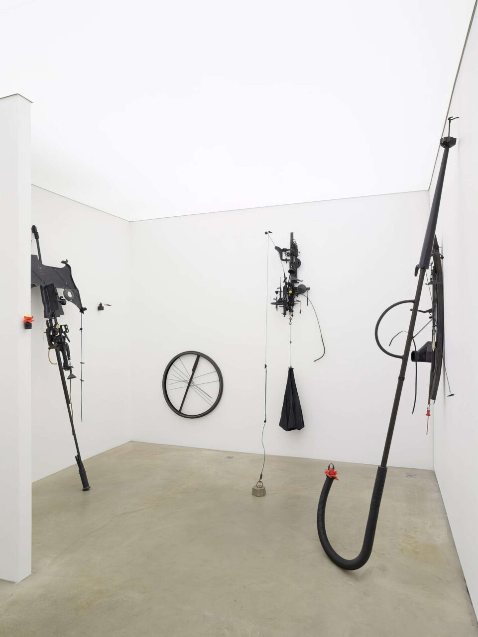 Galerie Lily Robert Paris France 2016 Installation La vie quotidienne en noir 1 photo Bart Van Leuven