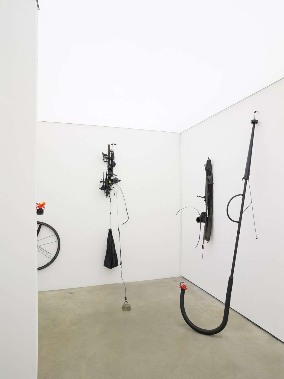 Galerie Lily Robert Paris France 2016 Installation La vie quotidienne en noir 2 photo Bart Van Leuven