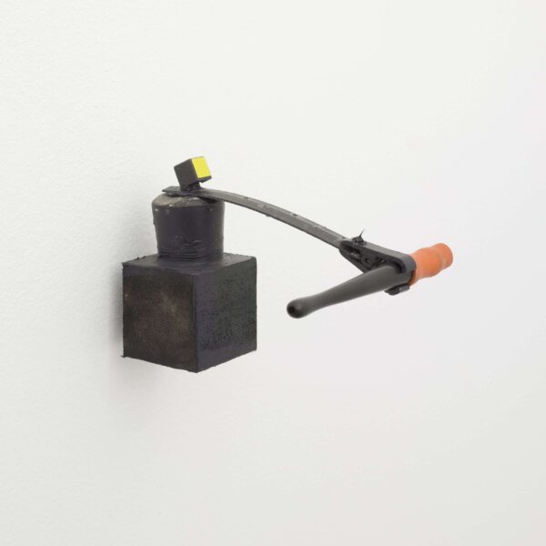 La Vie Quotidienne en Noir Cube noir jaune rouge 2015 11x8x13cm photo Bart Van Leuven